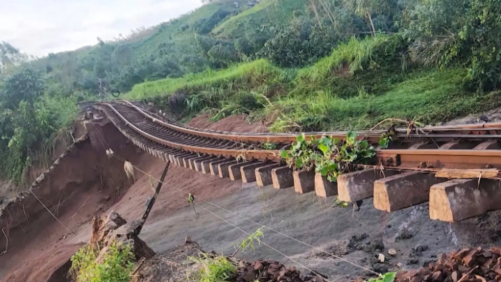 Nhiều chuyến tàu dừng chạy do bão Kalmaegi
